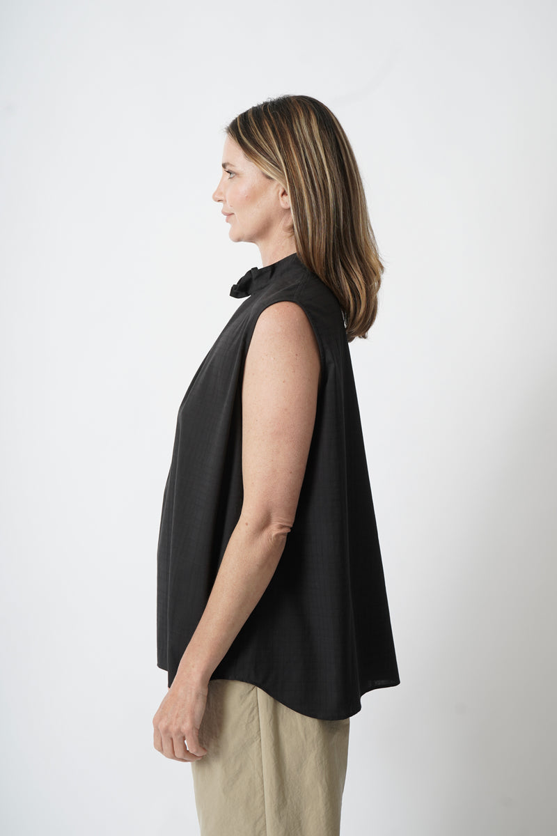 Sleeveless Tuck Collar Blouse