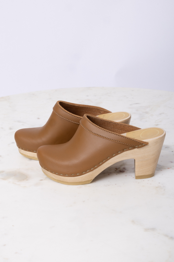 No 6 old top school clog mid heel